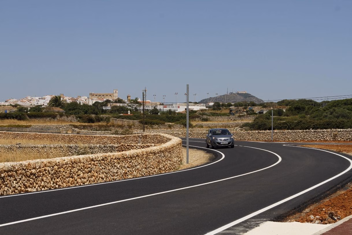 Alaior pide al Consell que una la ciudad con Cala en Porter todo el año