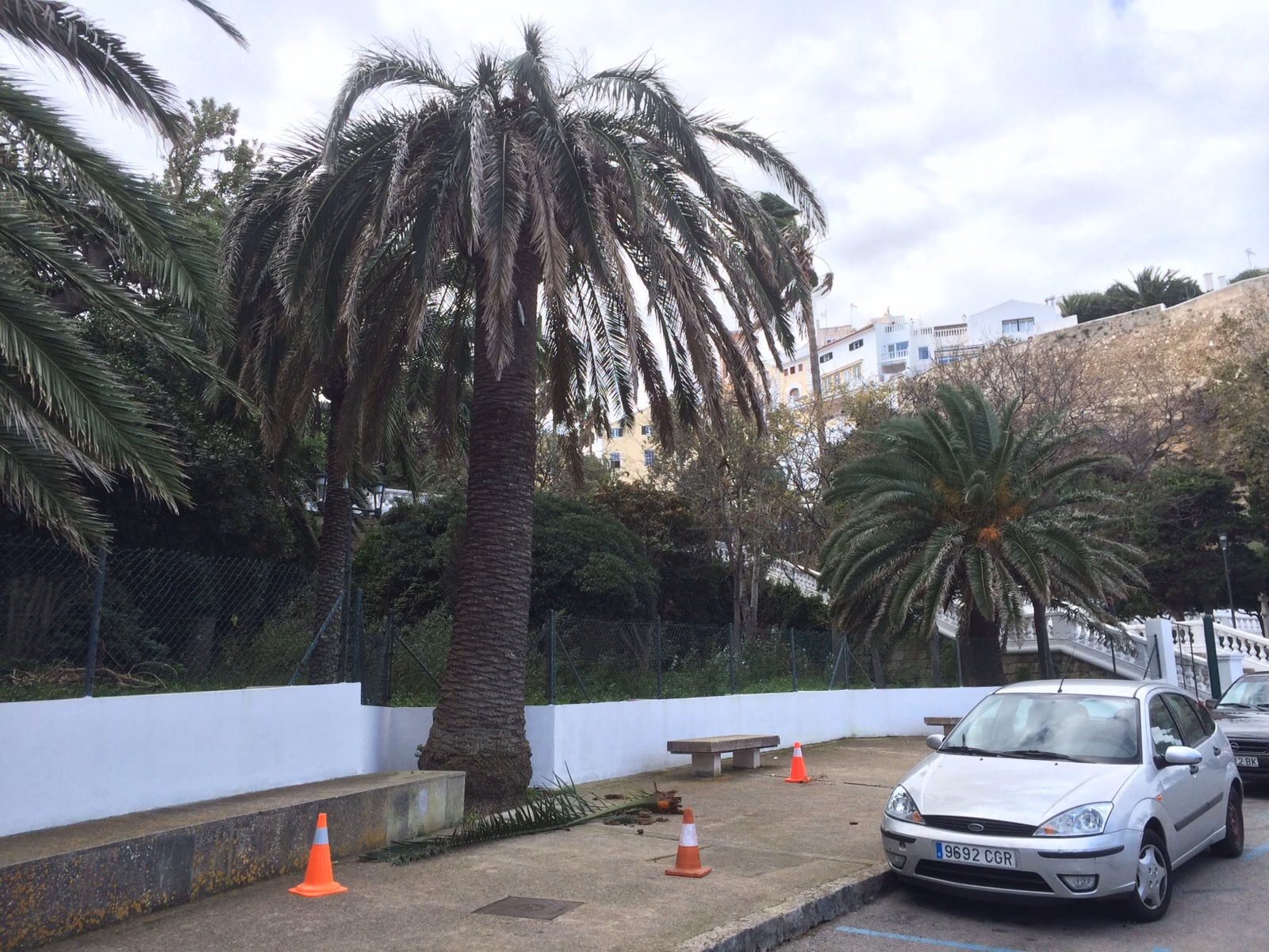 El viento alcanza los 97 km/h en Es Mercadal y causa los primeros destrozos en Maó