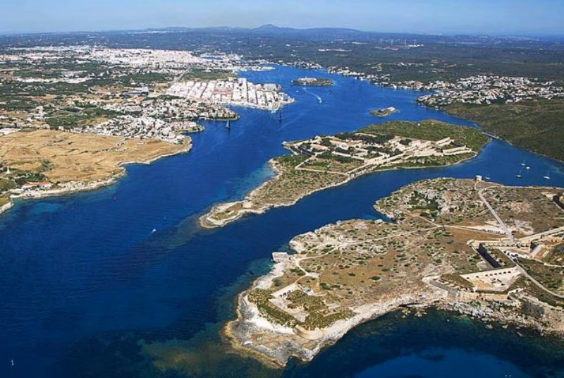 Maó indica a Autoritat Portuària cómo quiere el puerto