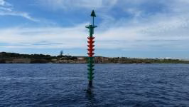 Una boya articulada para aumentar la seguridad en el puerto de Maó