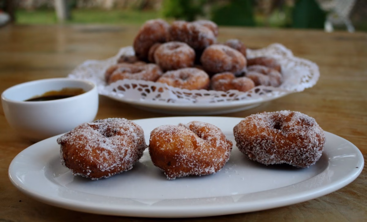Buñuelos y 'panellets' en el Tasta es Migjorn