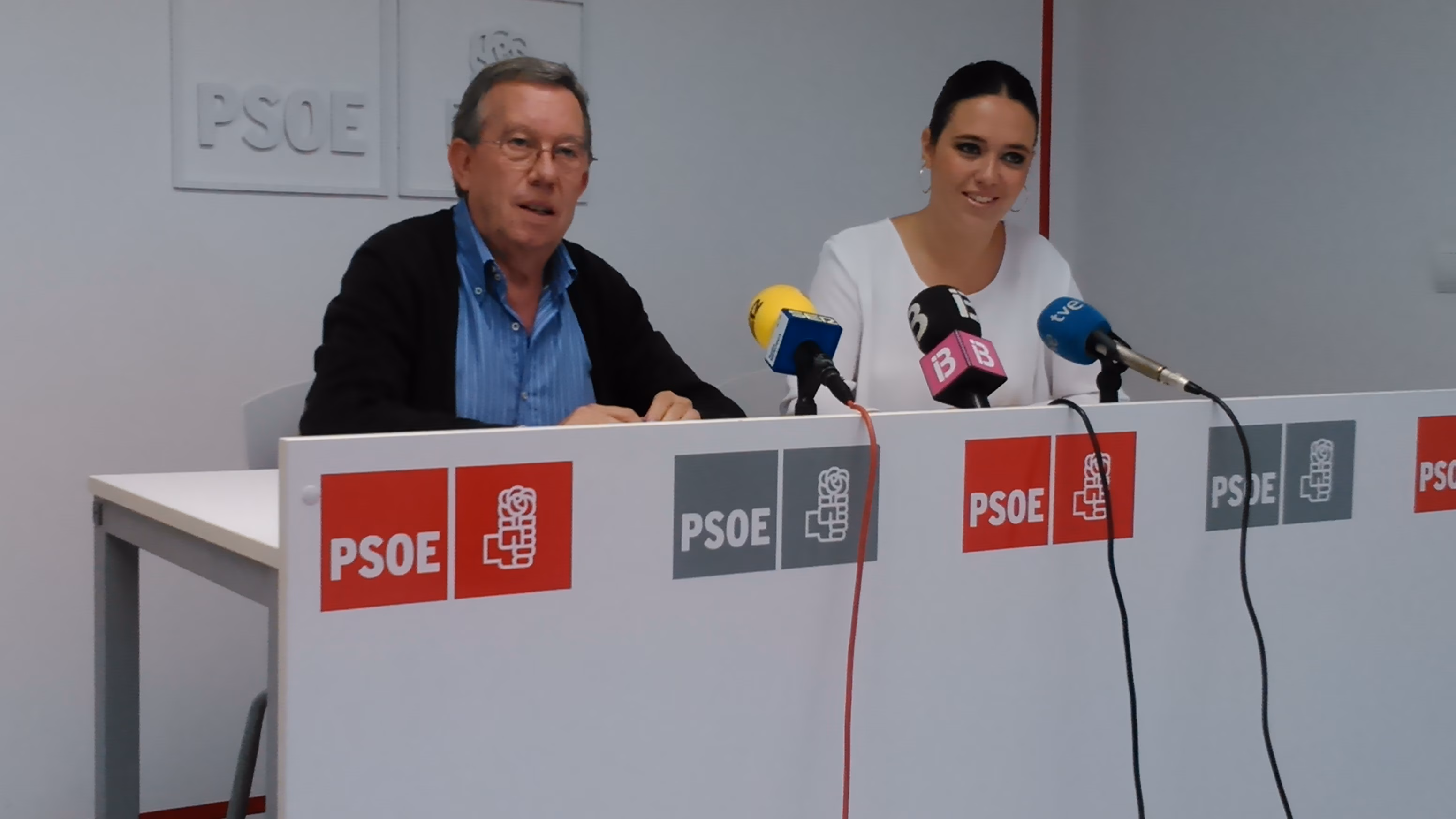 Los candidatos del PSOE ponen el transporte aéreo y la financiación como ejes de su campaña