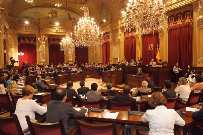 La abstención del PP salva a Fernández Terrés