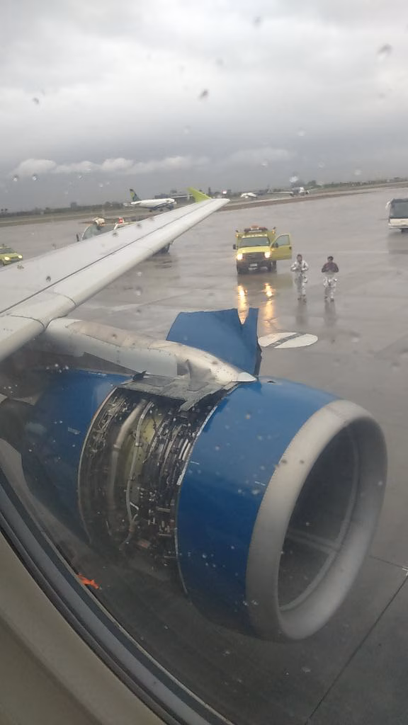 Un pasajero graba como se desprende la carcasa de la turbina de un avión