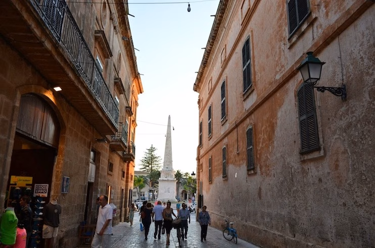 Sitios de España recupera "un paseo por Ciutadella"
