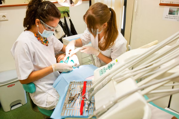 Salvemos Sonrisas y la Caixa se alían para la prestación de asistencia dental gratuita