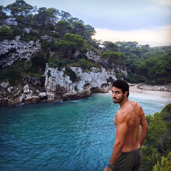 El espectacular modelo Juan Betancourt disfruta de Menorca