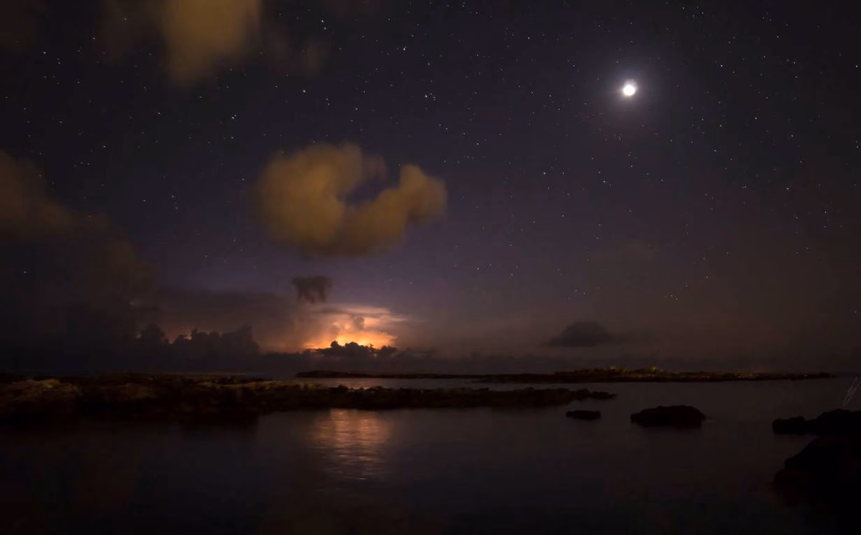El espectáculo del esclipse lunar visto desde Binibeca Vell y en 45 segundos