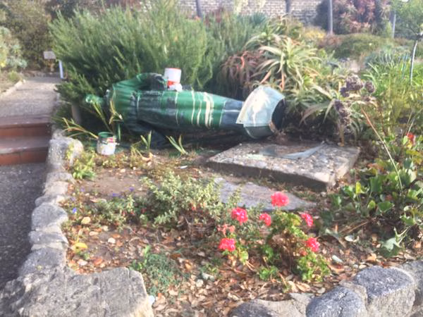 Unos vándalos atentan contra la tumba de Junípero Serra