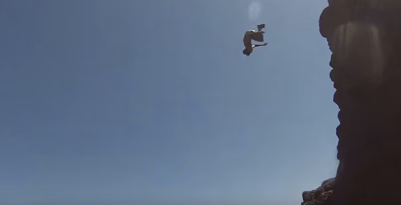 Vídeo con espectaculares saltos desde acantilados en Menorca