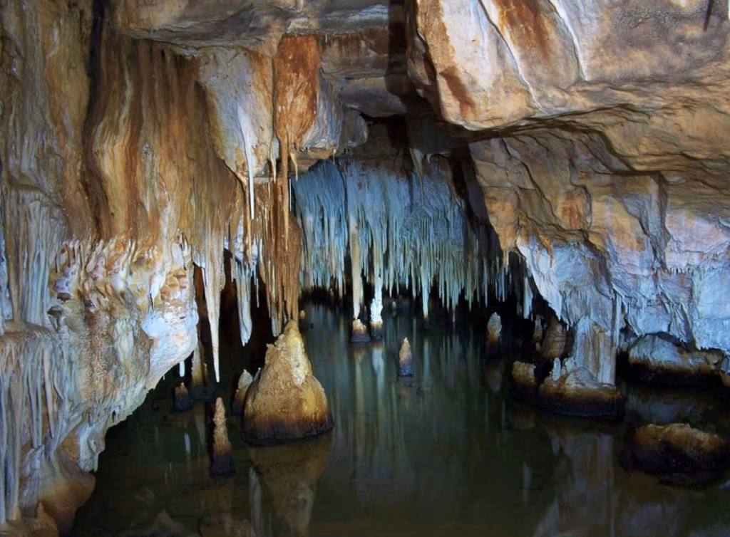 Cuevas de Cala Blanca, en el limbo del trabajo conjunto