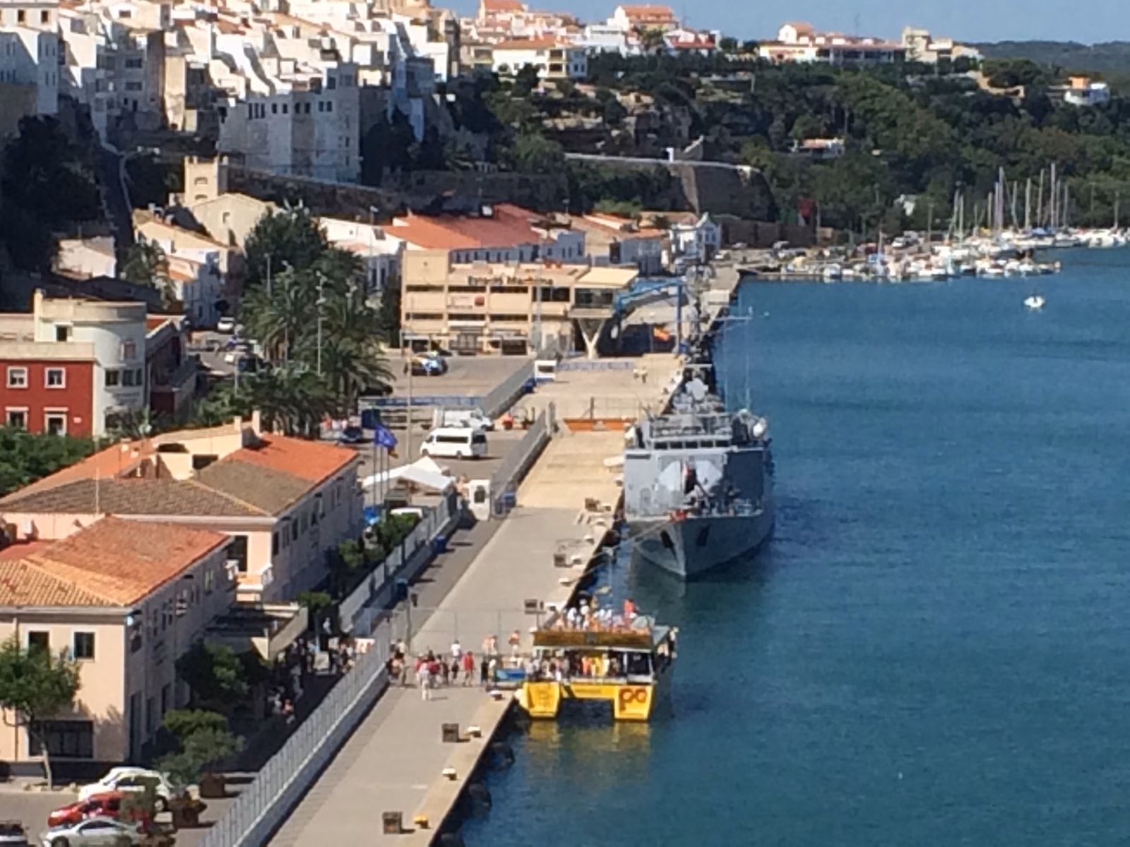 El "Jacoubet", un espectacular buque de guerra, atraca en el puerto de Maó