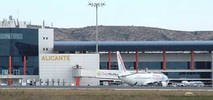Un avión con destino Menorca aterriza de emergencia en Alicante