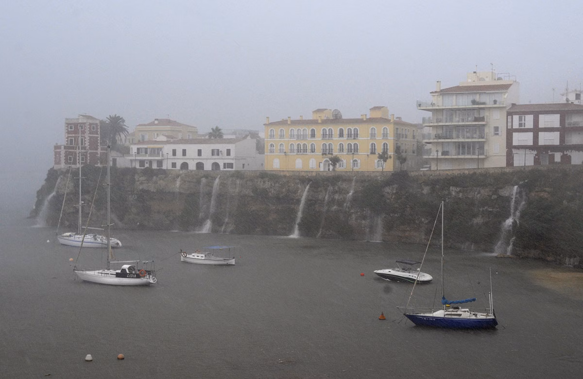 Espectaculares vídeos de la tromba de agua sobre Maó y Calesfons