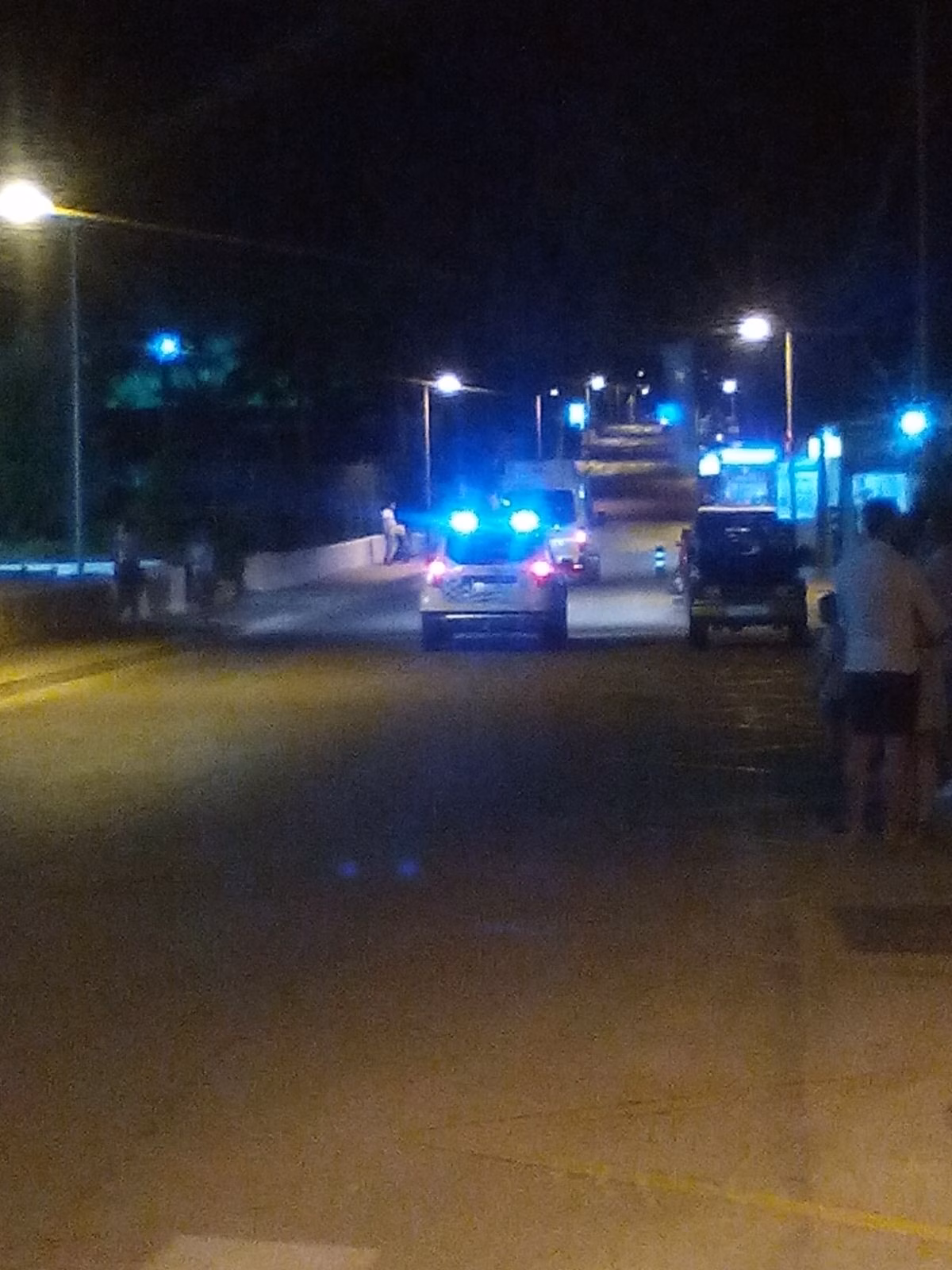 Despliegue de efectivos para atender a una persona herida en Sant Lluís