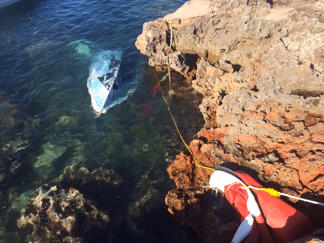 La fuerza del viento y las olas provoca daños en embarcaciones en la costa sur de Menorca