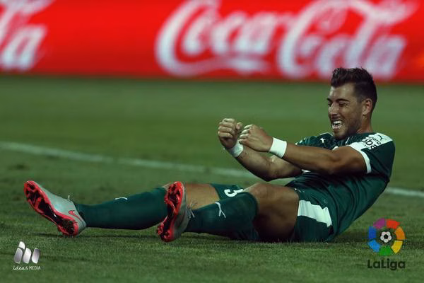 Sergi Enrich debuta como titular, es líder de Primera... pero se lesiona