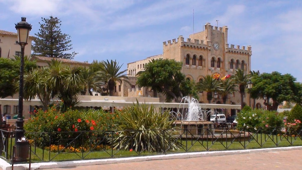 Detenido un joven de 25 años por golpear a un agente tras una pelea multitudinaria