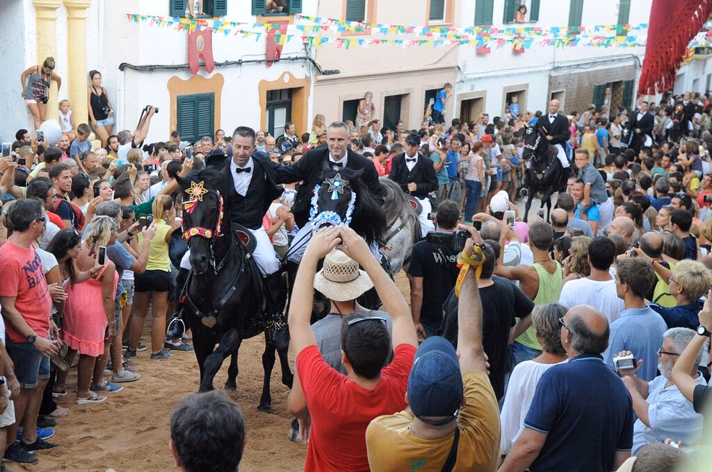 Sant Bartomeu activa la fiesta en Ferreries