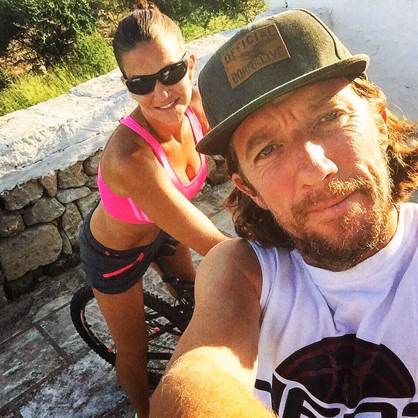Samantha Vallejo-Nágera y su hermano Colate disfrutan de Menorca