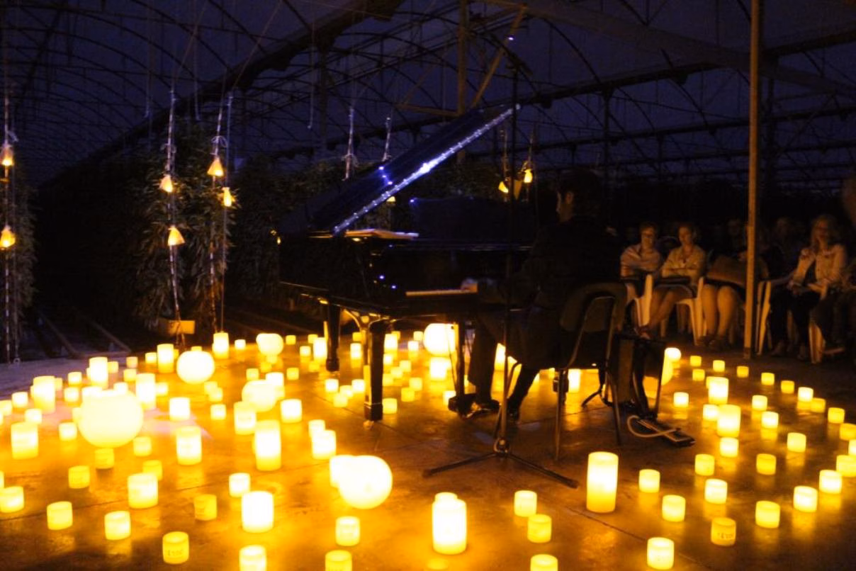 Un piano y 200 velas para productos de primera necesidad en Cala Corb