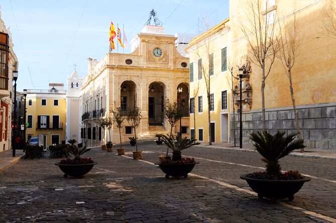 3.000 bolsas para los clientes del centro de Maó