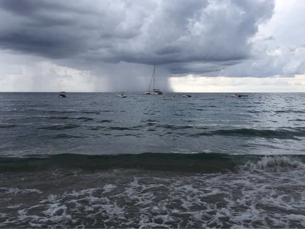 Espectacular tormenta marina sobre Santo Tomás