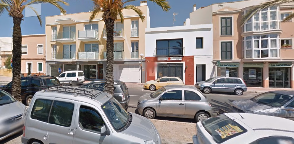 Policía Local y 061 asisten a una mujer que se pone de parto en la plaça Dalt es Penyals de Ciutadella