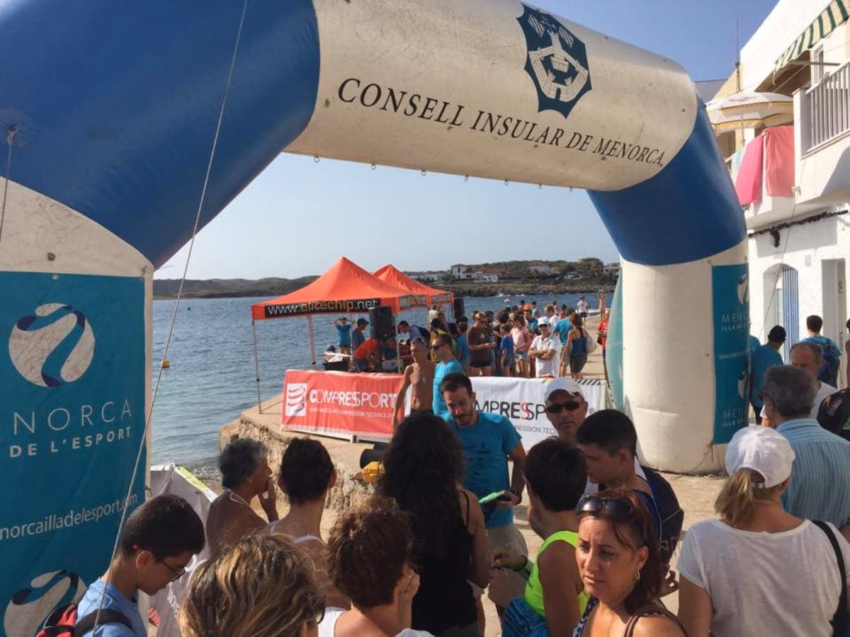 Albert Escrits gana la travesia a nado de Na macaret