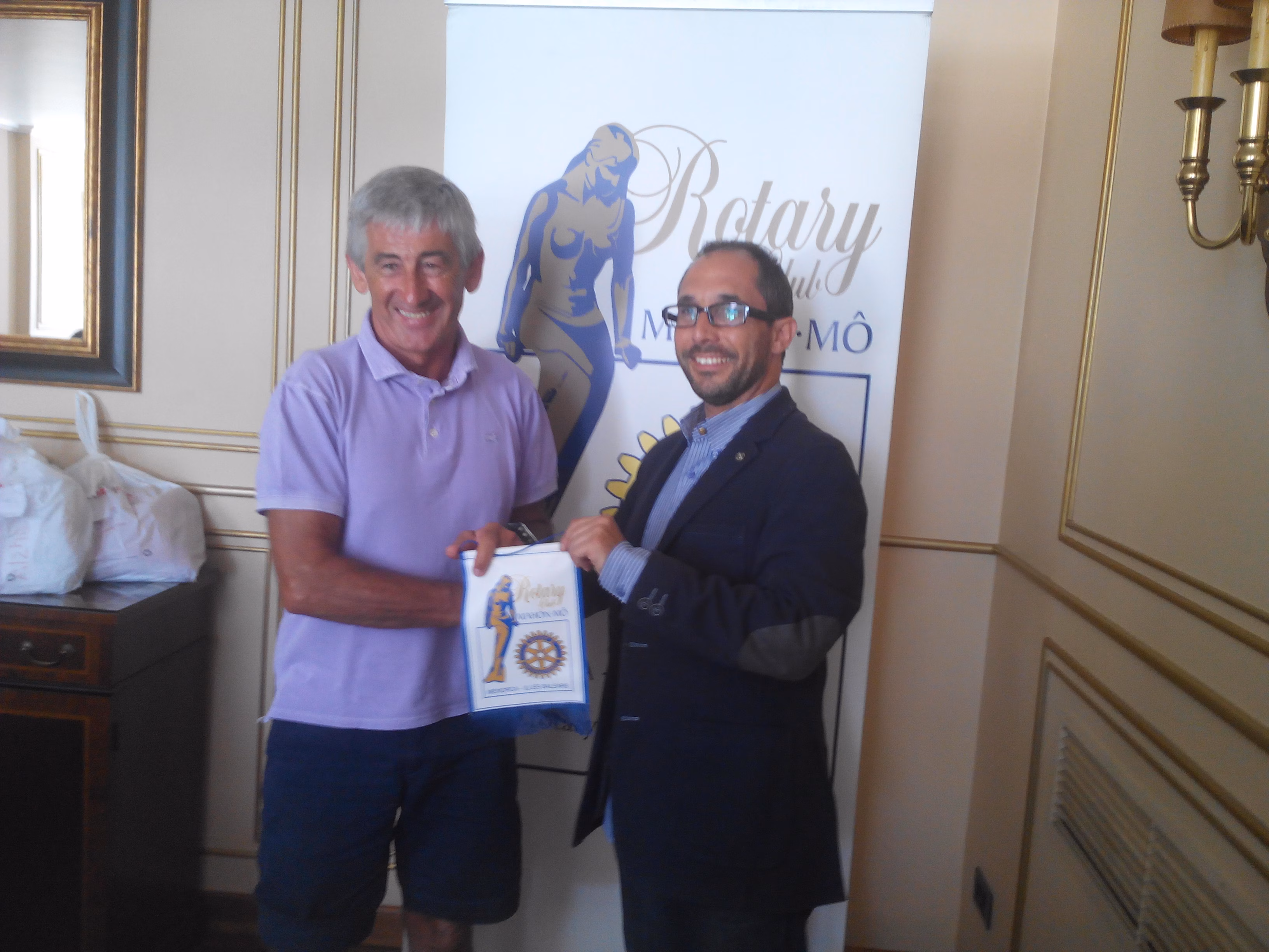 Marino Lejarreta con los rotarios en Maó