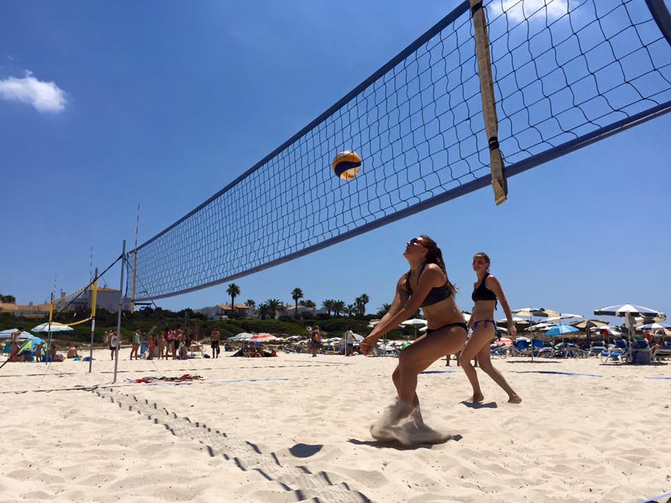 10 equipos compiten en Cala'n Bosch en el primer torneo 4x4 de volei playa
