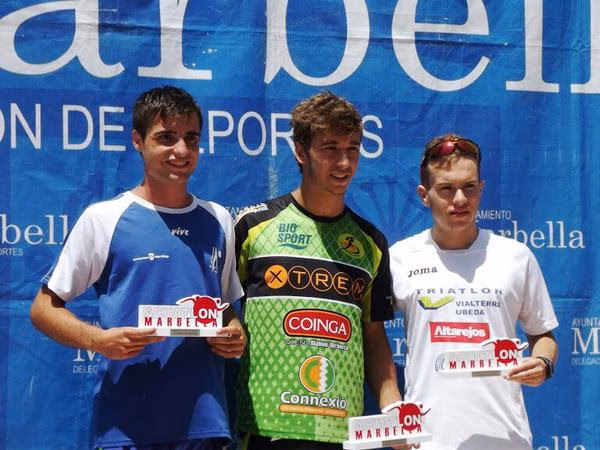 Albert Sabater gana en la categoría "senior" del acuatlón de Marbella