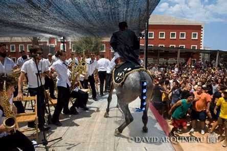 Un caballo se sube a la tarima de los músicos en el "Jaleo" de Es Castell