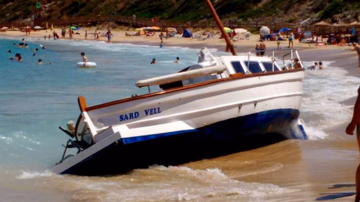 Un llaüt embarranca en Arenal d'en Castell