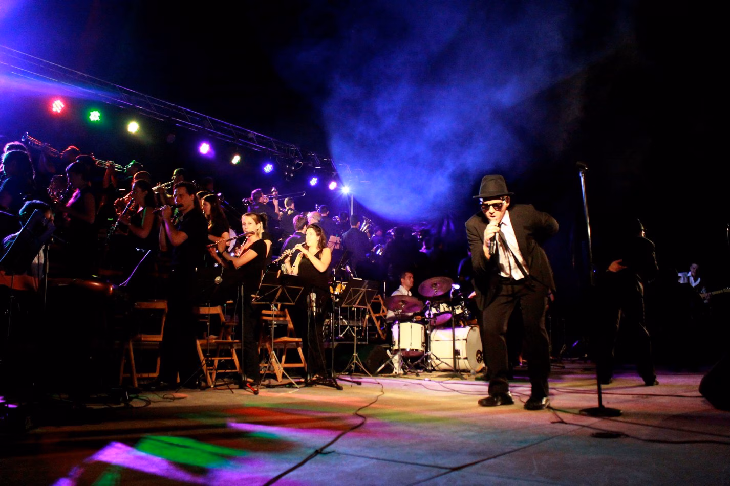 La Banda des Migjorn entusiasma con el homenaje a los Blues Brothers