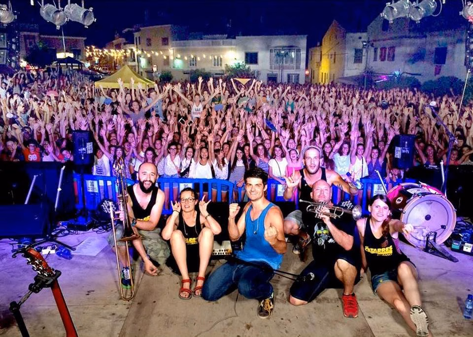Una "noche mágica" con Els Catarres en Es Mercadal