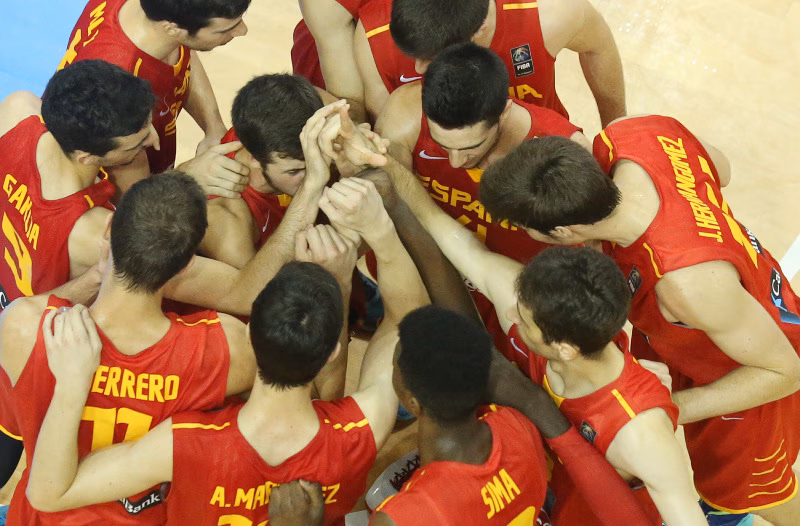 Agustí Sans se cuelga la plata tras la derrota de España en la final del Europeo U20