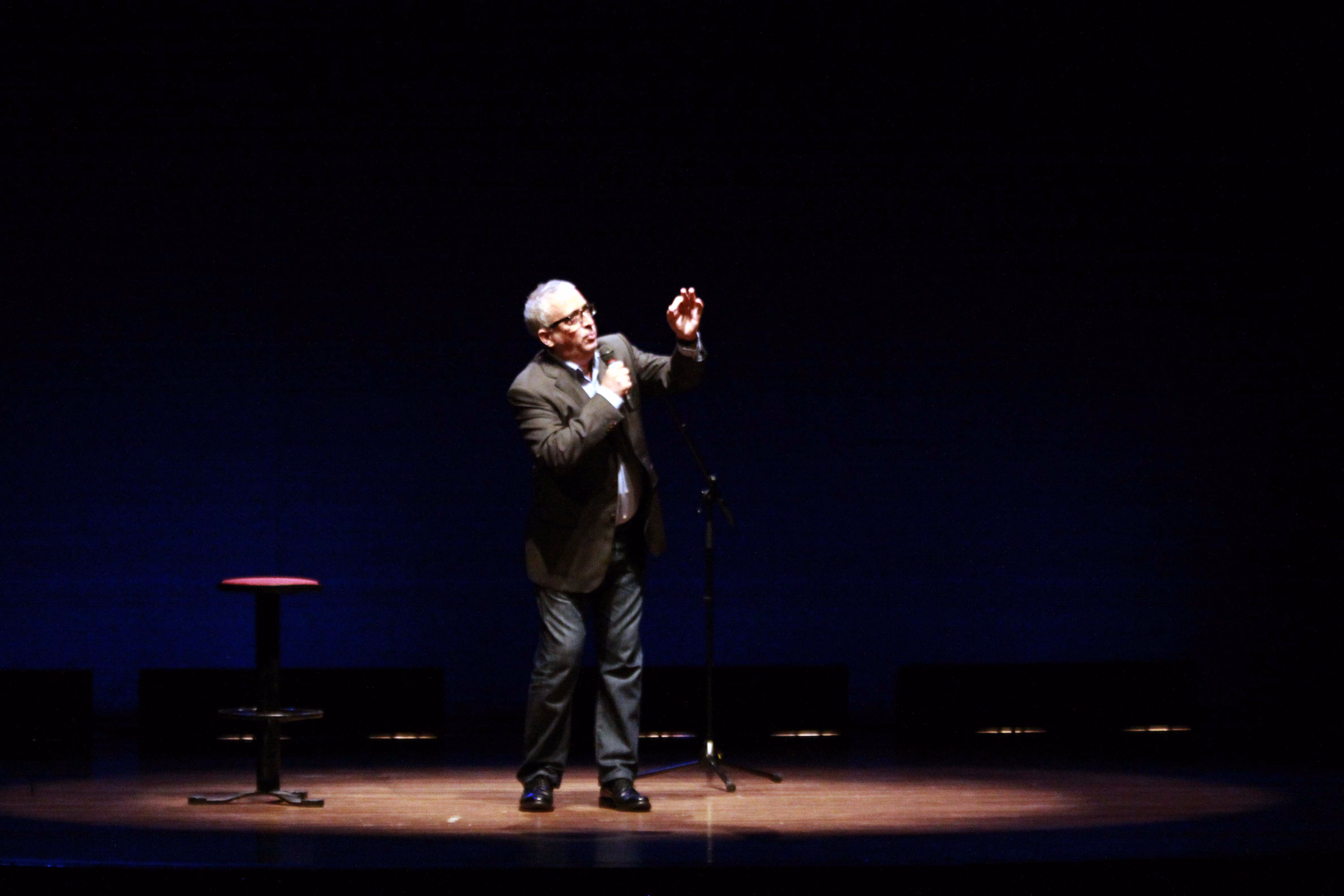 El contagioso humor de Leo Harlem triunfa en el Principal