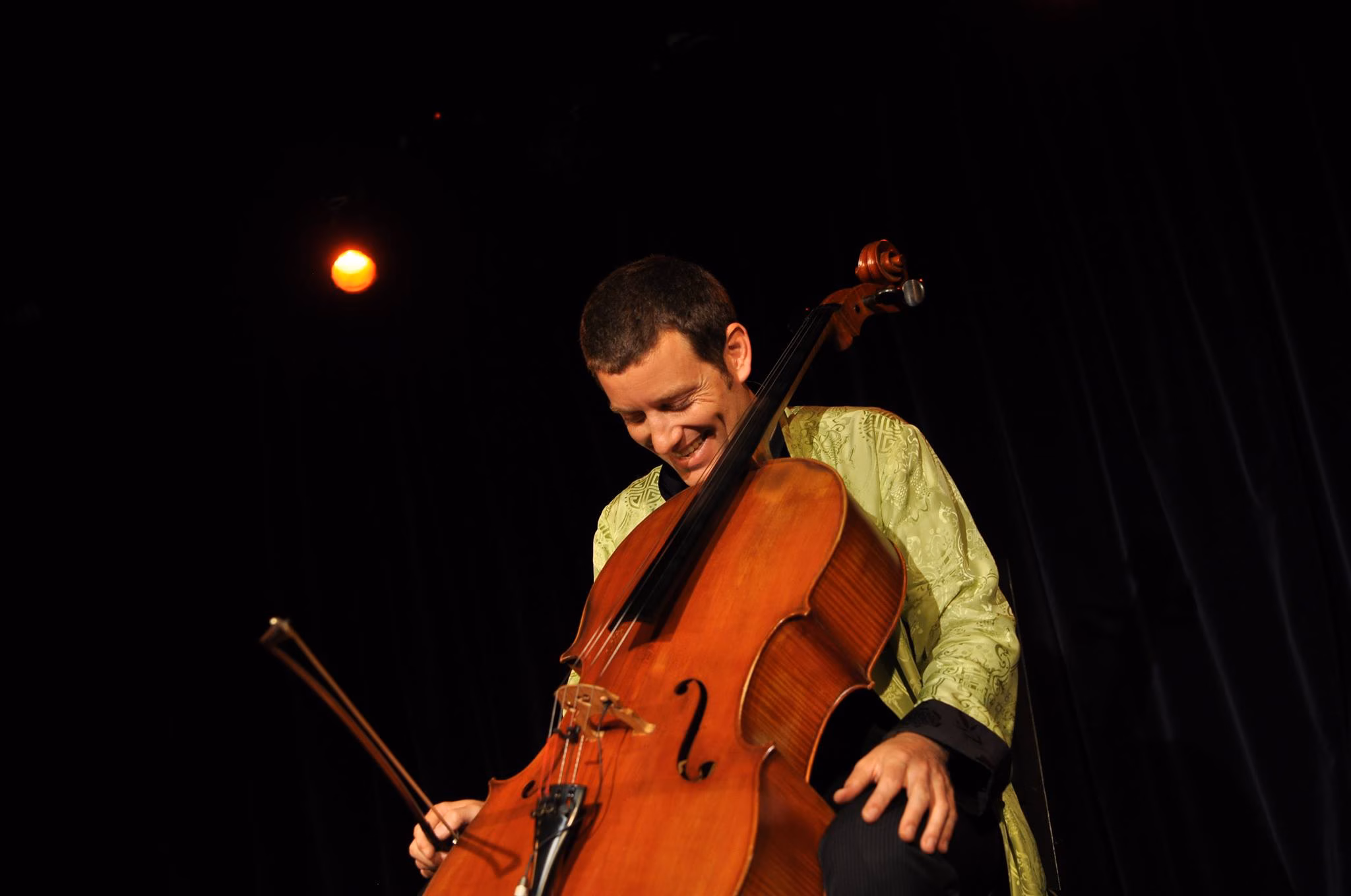 El conmovedor 'abrazo' de Matthieu Saglio en Líthica