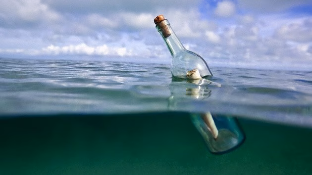 La botella con mensaje quizás no viajo tanto
