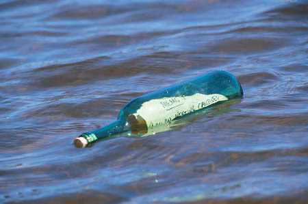 Descubren  un mensaje en una botella en Ciutadella lanzada al mar en Irlanda del Norte en 2002