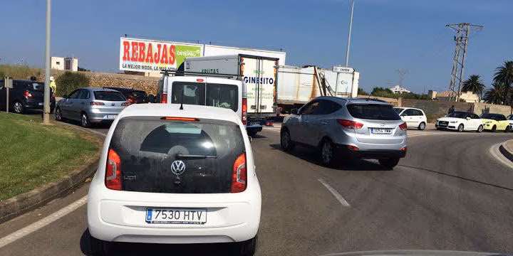 Las obras de asfaltado generan grandes atascos en la Vía Ronda