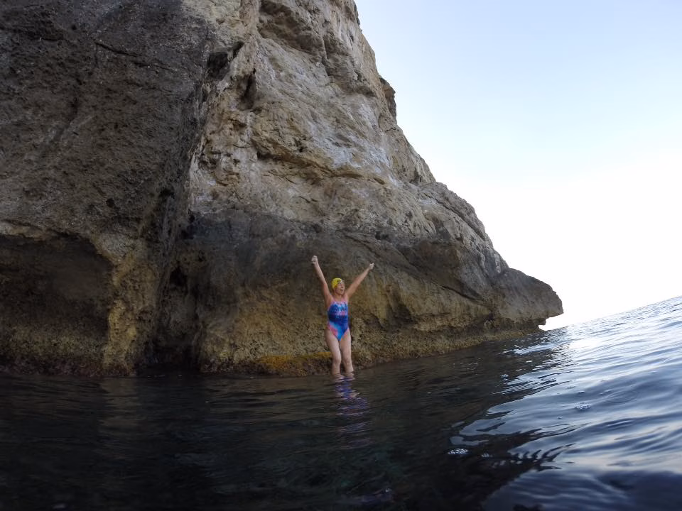 Tita Llorens hace historia al unir a nado Eivissa y Mallorca en 28 horas