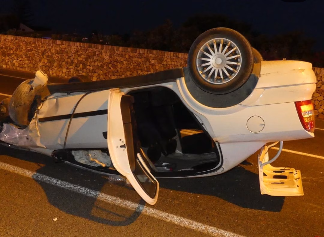 Un coche vuelca de madrugada en Ciutadella y provoca grandes retenciones
