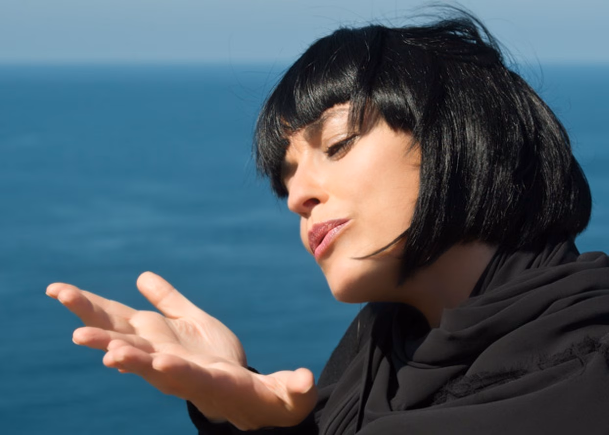 Rita Barber canta al mar en las canteras de Líthica