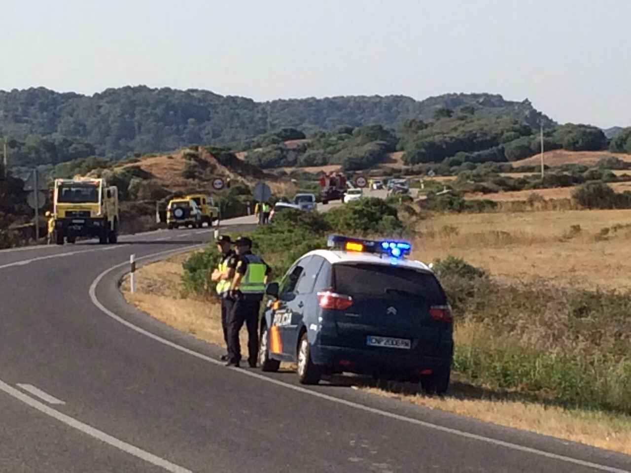 Un incendio agrícola moviliza un helicóptero y efectivos de Ibanat y Bomberos de Maó