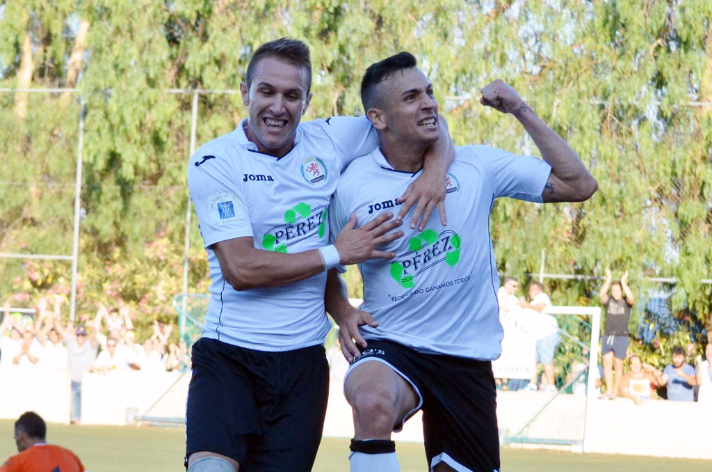 El delantero menorquín Aitor Pons, héroe en el ascenso del Llosetense a Segunda B