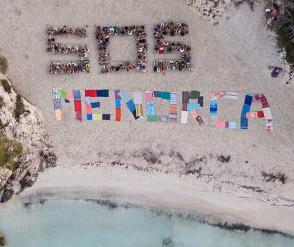 El GOB  llena Cala en Turqueta contra la masificación turística