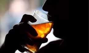 Varones enganchados al alcohol, los que más tratamientos de deshabituación solicitan