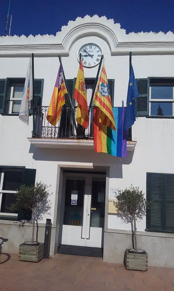 Sant Lluís se suma a la bandera multicolor